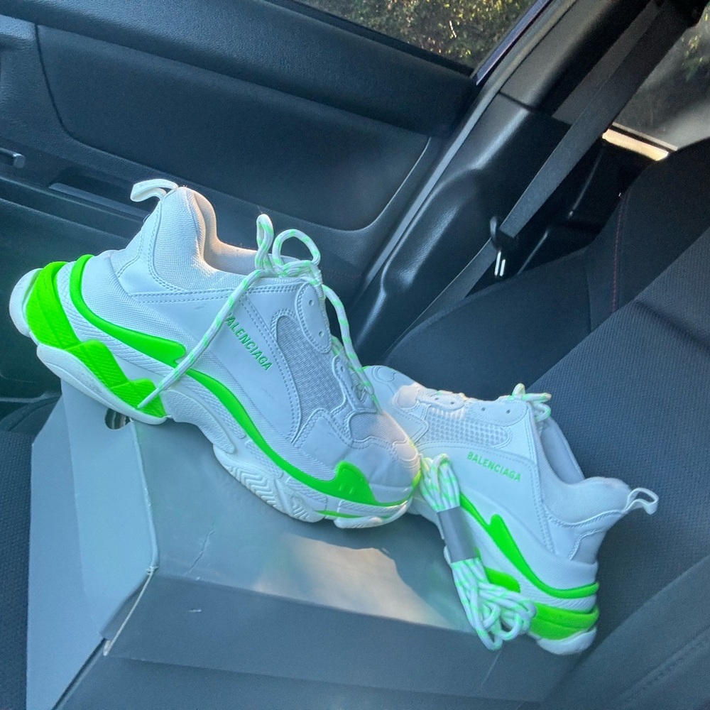 I got this beautiful Balenciaga triples S Flou Green/white/grey - Picture 5 of 6